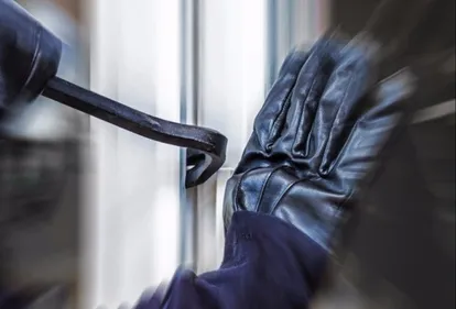 Elle se cache pendant que le voleur cambriole son appartement