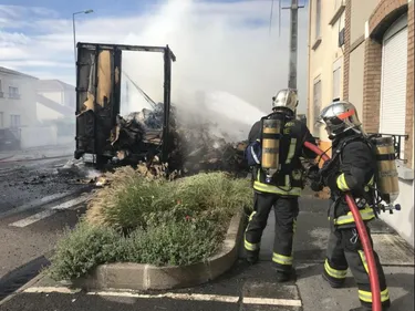 La remorque du poids-lourd s'enflamme
