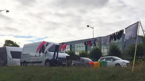 Les caravanes s'installent, les cours sont annulés