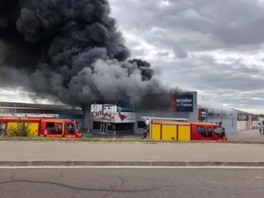 Violent incendie dans un magasin de meubles