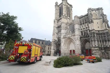 Les pompiers s'exercent à la cathédrale de Troyes