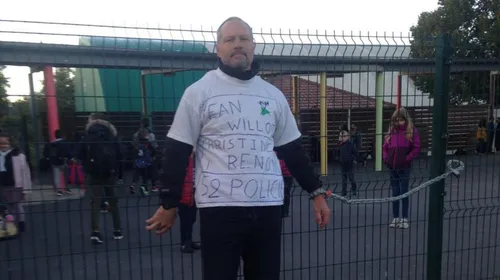 Il s'enchaîne aux grilles d'une école