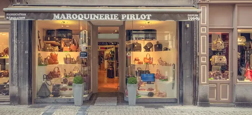 Un cambrioleur coincé prend la fuite grâce à des passants