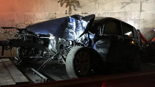 La voiture percute l'entrée d'un tunnel