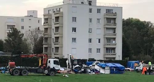 64 migrants dont 28 enfants évacués d'un camp