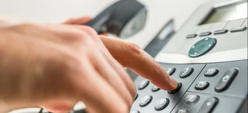 Des collégiens déprimés pensent appeler la ligne anti-suicide mais...