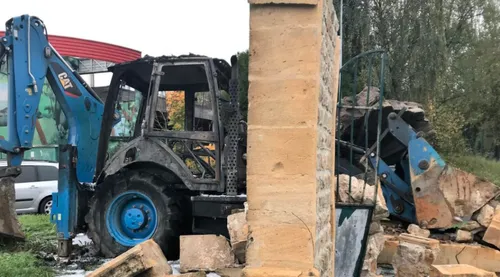 Un monument historique vandalisée avec une pelleteuse