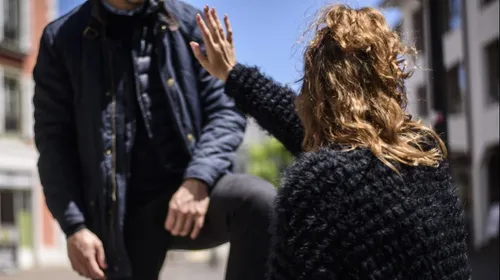 Si vous êtes harcelé(e) dans la rue, demandez Angela