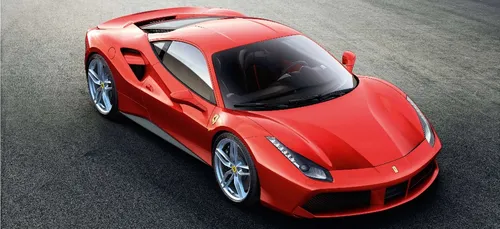 Pour ses 100 ans, elle fait des tours de circuit en Ferrari