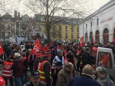 Des milliers de manifestants dans les rues