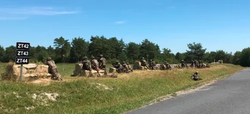 UN MILITAIRE RETOURNE SON ARME CONTRE LUI