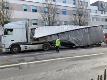 Un camion coincé sous un pont