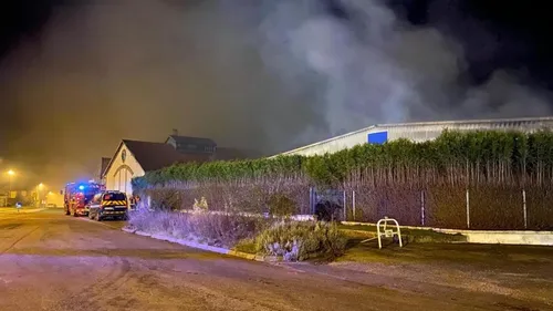 Une usine désaffectée en feu