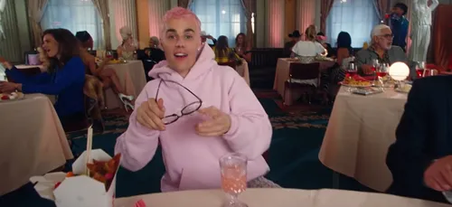 Justin Bieber dévoile un clip haut en couleur pour son tube "Yummy"