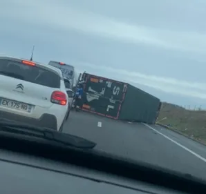 Un poids-lourd renversé sur l'A26