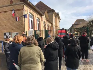 Des élèves confinés dans une école