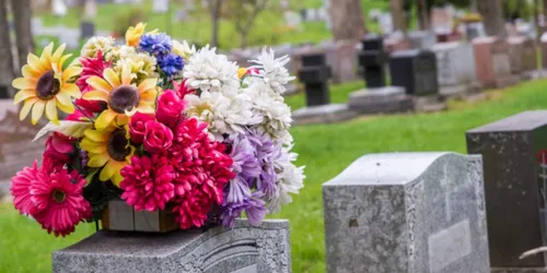 Des tombes dépouillées de leurs fleurs