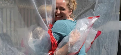 Un "gant à calins" pour embrasser ses proches.