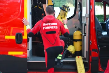 Le corps d'un homme sorti de l'eau