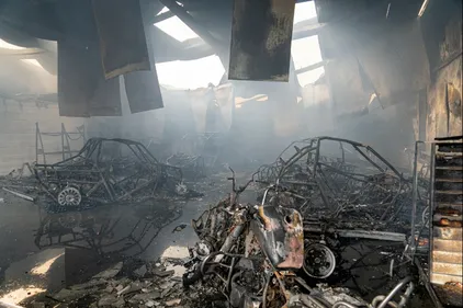 L'entrepôt d'un magasin de quads ravagé par les flammes