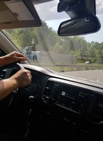 Un poids-lourd se couche sur la route