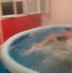 Soirée piscine en appartement, une voisine témoigne