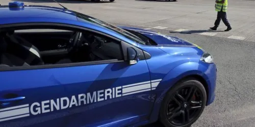 Une corde tendue sur la route