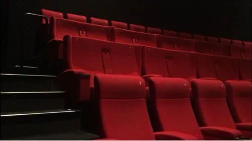 (Enfin) lumière dans les salles obscures