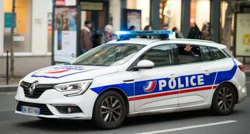 Il saute dans l'eau pour échapper à la police