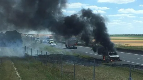 Une voiture en feu sur l'A26