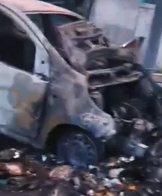 Elle retrouve sa voiture entièrement carbonisée