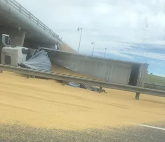 Un camion couché bloque la circulation