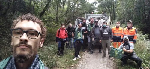Des bénévoles nettoient les berges de la Vence
