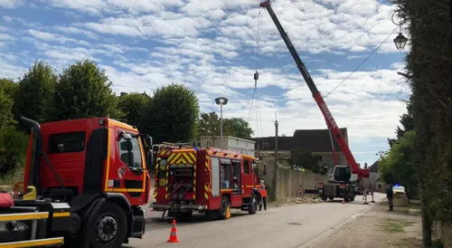 Un pan de mur s'effondre sur son camion