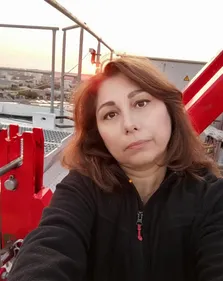 Une femme retranchée au sommet d'une grue