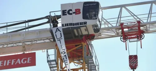 La mère retranchée sur une grue pour son fils autiste, est...
