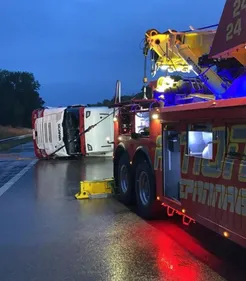 Un camion couché sur les voies