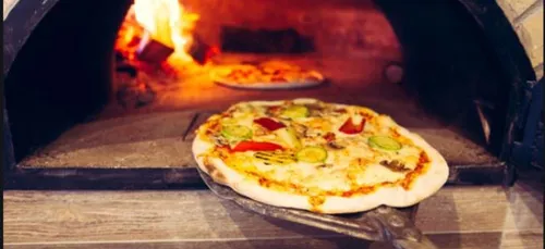 Des extras dans une pizzeria