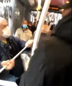 L'agression d'un vieil homme diffusée sur les réseaux sociaux