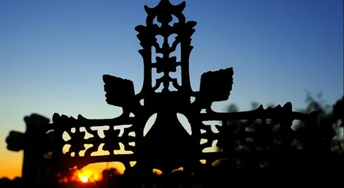 Une septuagénaire coincée une nuit entière dans une tombe vide