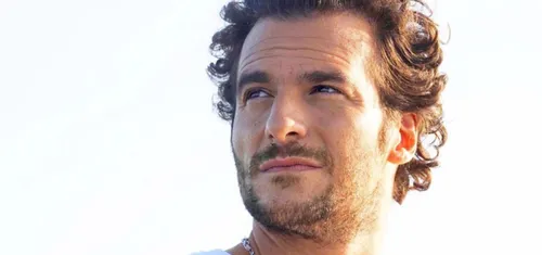 Amir reporte sa tournée et annonce un concert live-stream