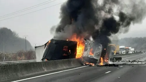Un camion en feu au milieu de la route