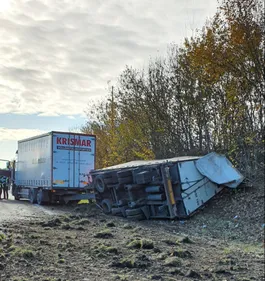 Un poids lourd se couche sur la chaussée