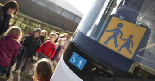 Une fillette de 4 ans oubliée dans un bus