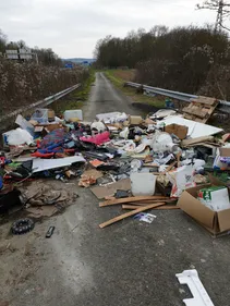 Dépôt d'ordures sauvage au bord de l'autoroute