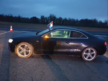 Le pare-brise transpercé par un panneau