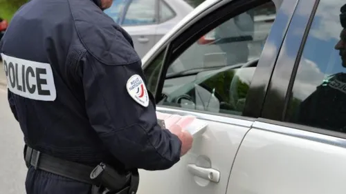 Un mineur renverse un policier