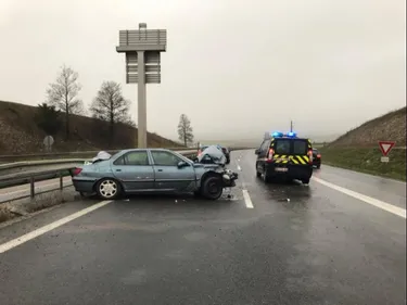 Accidenté, il abandonne sa voiture sur la route