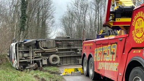 Un camion se couche sur la route