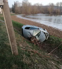 La voiture termine dans le fossé